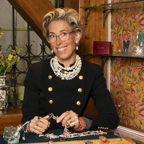 Linda, Pearl stringing expert